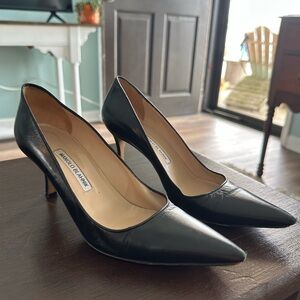*** Manolo Blahnik Size 41 1/2 Black Leather Pumps with Pointed Toe. Striking!